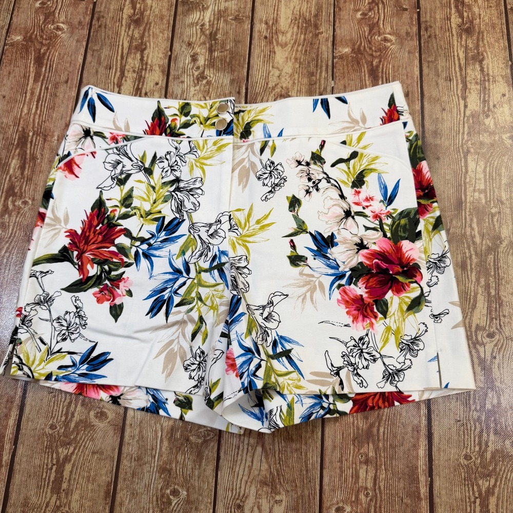 White House Black Market Floral Shorts Womens size 0 White Tropical Pockets